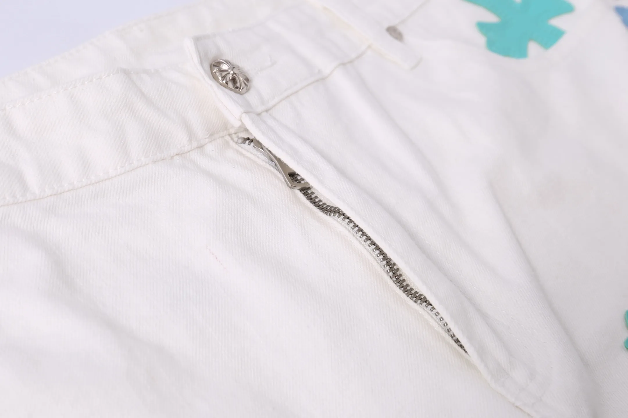 P240 Style number: H896 [Men's zipper style] Croxin & 𝐂𝐡𝐫𝐨𝐦𝐞 𝐇𝐞𝐚𝐫𝐭 ss25 new Fontainebleau limited star 💫 patchwork leather jeans. Styles with different washed textures are very friendly to people with thin legs. The slightly flared version perfectly modifies the shape of the legs. The timeless and moderate length makes it easy to match and match. It is the basis for various styles and is a must-have in your wardrobe! The fabric is stiff but also makes the upper body soft without losing texture. The washing process is even more perfect. It is a must-have item for everyone! ! ! Washed wheat, hang tag, pants label, complete with three labels Color: white Size: 30-32-34-36